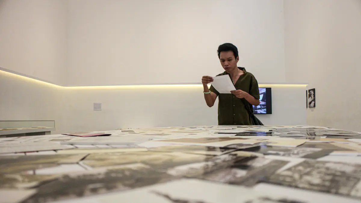 Pengunjung mengamati sejumlah arsip pada Pameran Peringatan 100 tahun Ali Sadikin di Taman Ismail Marzuki, Jakarta, Jumat(10/07/2026). (Hanung Hambara/Jawa Pos)