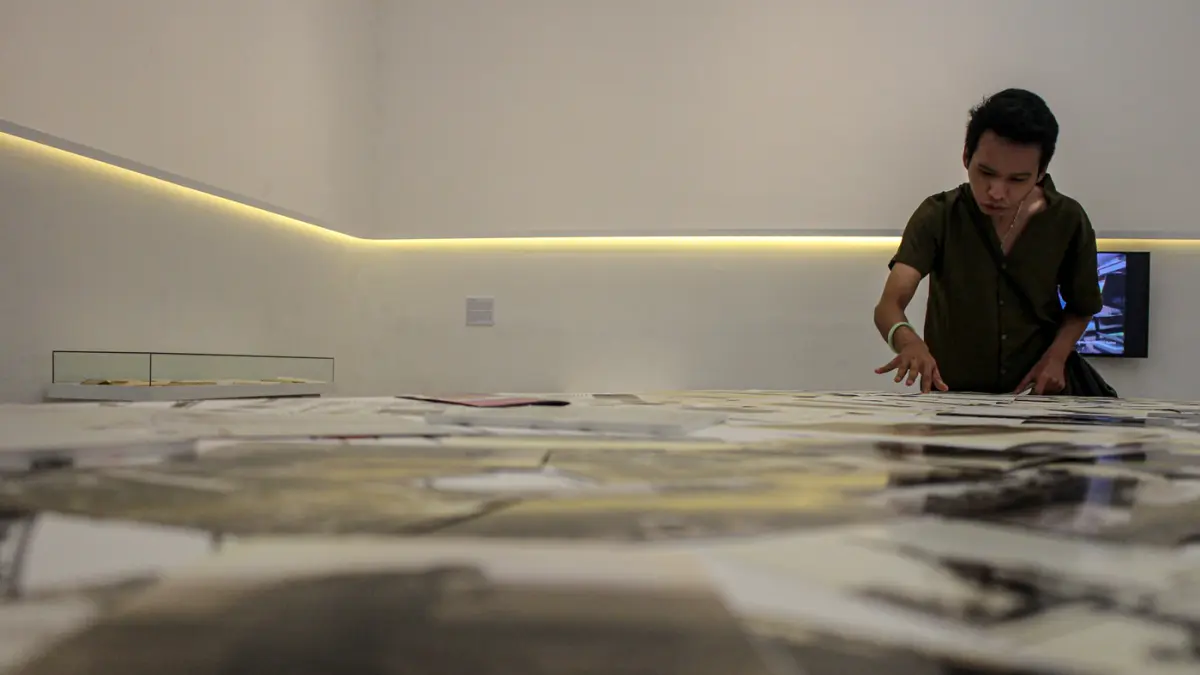 Pengunjung mengamati sejumlah arsip pada Pameran Peringatan 100 tahun Ali Sadikin di Taman Ismail Marzuki, Jakarta, Jumat(10/07/2026). (Hanung Hambara/Jawa Pos)