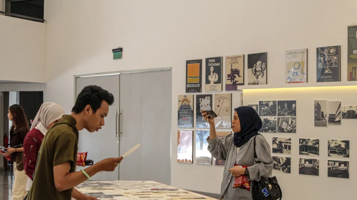 Pengunjung mengamati sejumlah arsip pada Pameran Peringatan 100 tahun Ali Sadikin di Taman Ismail Marzuki, Jakarta, Jumat(10/07/2026). (Hanung Hambara/Jawa Pos)