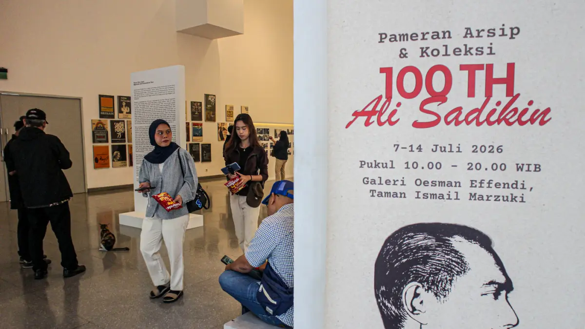 Pengunjung mengamati sejumlah arsip pada Pameran Peringatan 100 tahun Ali Sadikin di Taman Ismail Marzuki, Jakarta, Jumat(10/07/2026). (Hanung Hambara/Jawa Pos)