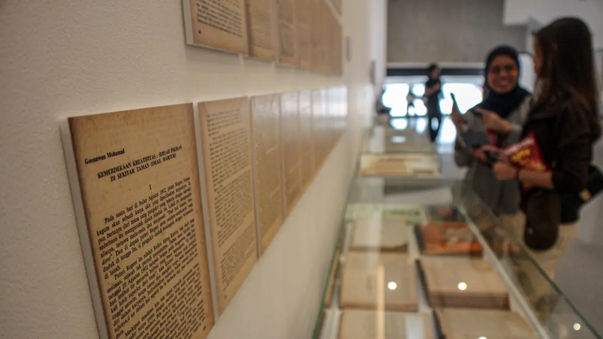 Pengunjung mengamati sejumlah arsip pada Pameran Peringatan 100 tahun Ali Sadikin di Taman Ismail Marzuki, Jakarta, Jumat(10/07/2026). (Hanung Hambara/Jawa Pos)