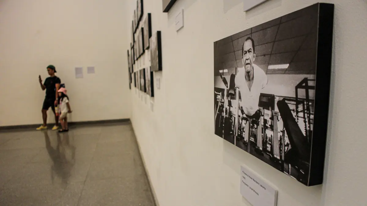 Pengunjung mengamati sejumlah arsip pada Pameran Peringatan 100 tahun Ali Sadikin di Taman Ismail Marzuki, Jakarta, Jumat(10/07/2026). (Hanung Hambara/Jawa Pos)