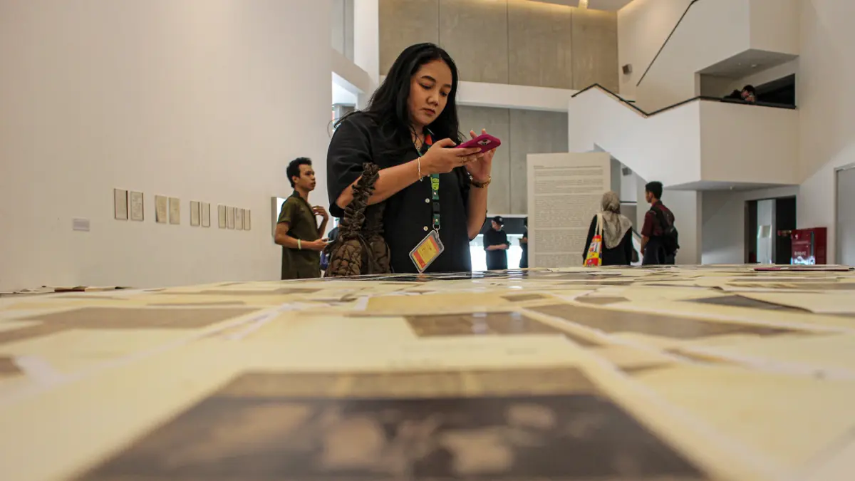 Pengunjung mengamati sejumlah arsip pada Pameran Peringatan 100 tahun Ali Sadikin di Taman Ismail Marzuki, Jakarta, Jumat(10/07/2026). (Hanung Hambara/Jawa Pos)
