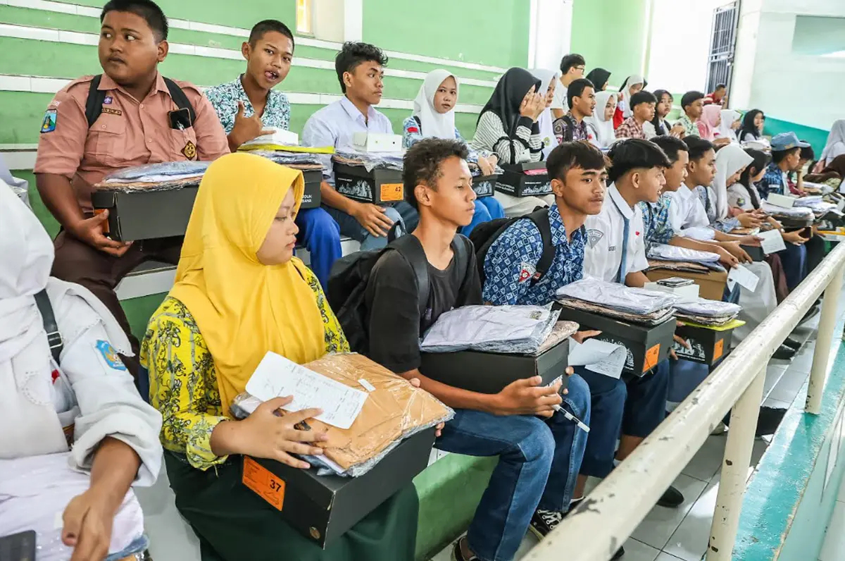 Penyerahan bantuan paket perlengkapan sekolah berupa seragam putih abu-abu, seragam pramuka, sepatu, dan kaus kaki dari Pemkot Surabaya untuk 7.380 Siswa SMA/SMK/MA Sederajat di Gelanggang Remaja Surabaya, Jumat (10/7/2026). (Istimewa).