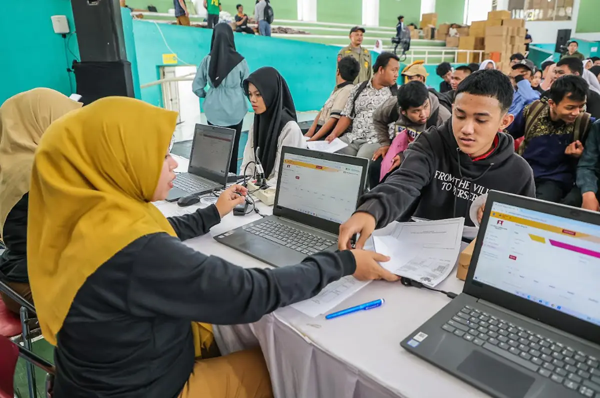 Petugas mendata paket  bantuan paket perlengkapan sekolah berupa seragam putih abu-abu, seragam pramuka, sepatu, dan kaus kaki dari pemkot Surabaya untuk 7.380 Siswa SMA/SMK/MA Sederajat di Gelanggang Remaja Surabaya, Jumat (10/7/2026). (Istimewa).