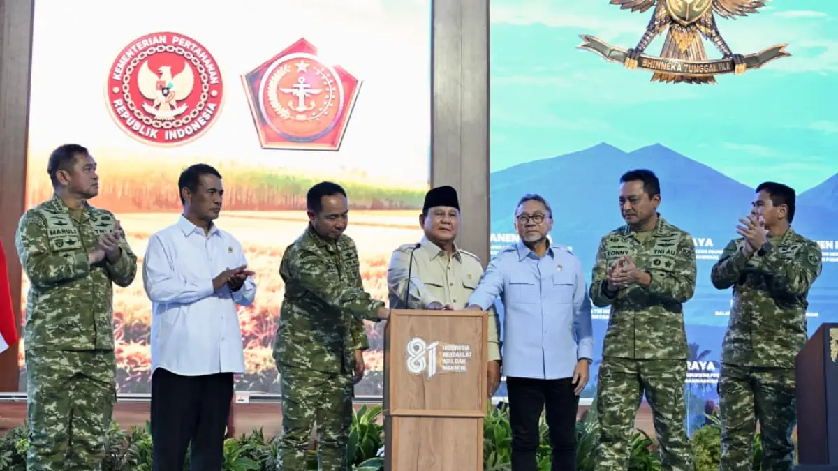 Presiden Prabowo dalam acara panen raya bersama TNI di Lanud Abdulrachman Saleh, Malang, Jawa Timur, Jumat (17/6/2026). (Istimewa) - Image
