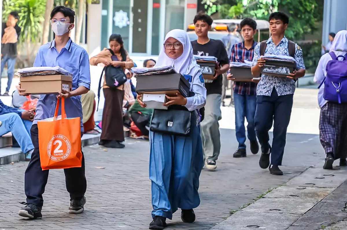 Sejumlah siswa siswi penerima bantuan paket perlengkapan sekolah berupa seragam putih abu-abu, seragam pramuka, sepatu, dan kaus kaki dari Pemkot Surabaya  di Gelanggang Remaja Surabaya, Jumat (10/7/2026). (Istimewa).