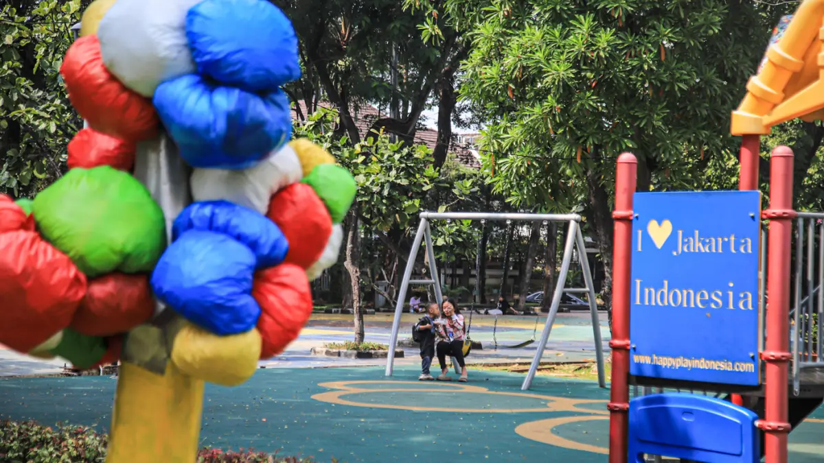 Warga beraktivitas di antara instalasi karya seni Jakarta Provoke! di Taman Menteng, Jakarta, Jumat (17/07/2026). (Hanung Hambara/Jawa Pos)