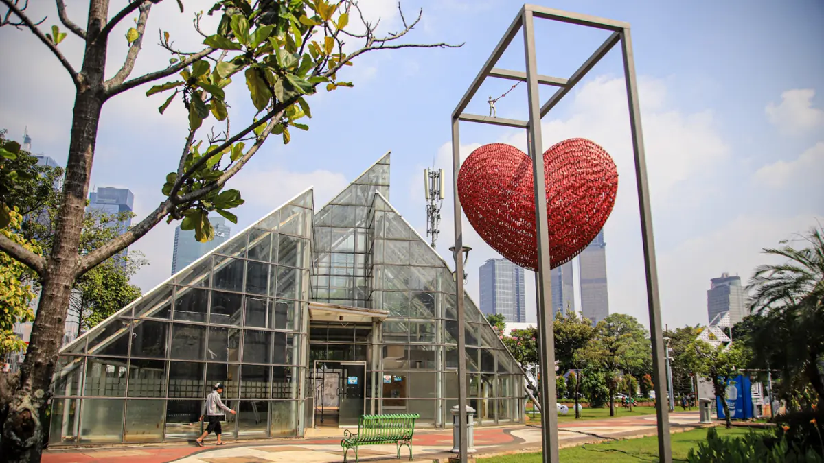 Warga beraktivitas di antara instalasi karya seni Jakarta Provoke! di Taman Menteng, Jakarta, Jumat (17/07/2026). (Hanung Hambara/Jawa Pos)