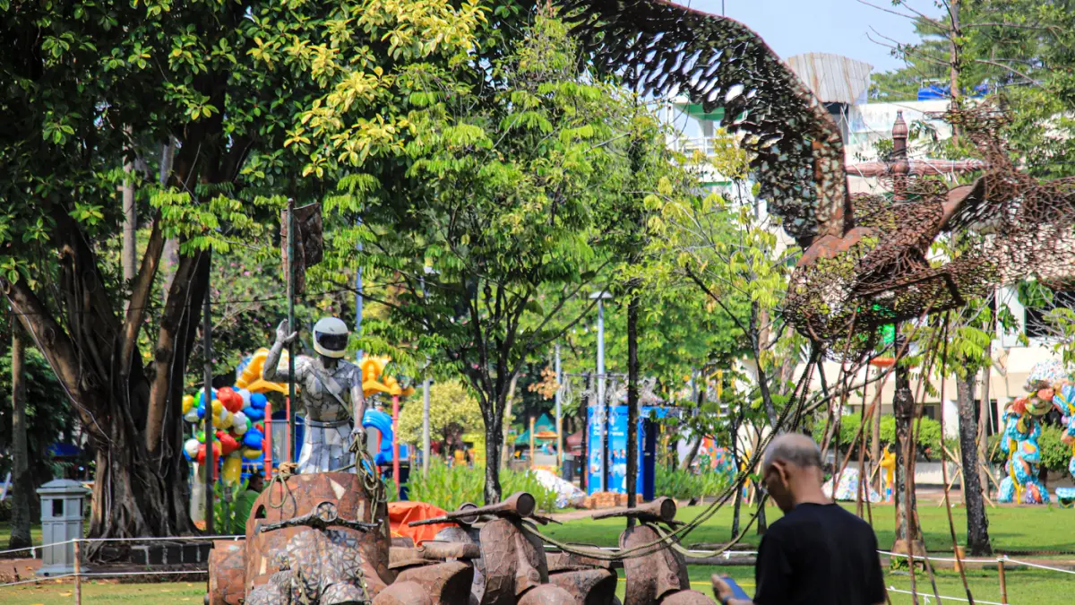 Warga beraktivitas di antara instalasi karya seni Jakarta Provoke! di Taman Menteng, Jakarta, Jumat (17/07/2026). (Hanung Hambara/Jawa Pos)