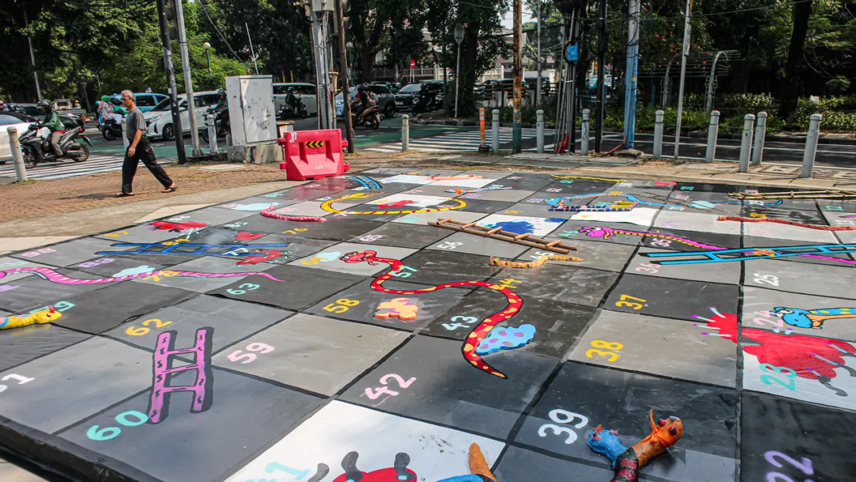 Warga beraktivitas di antara instalasi karya seni Jakarta Provoke! di Taman Menteng, Jakarta, Jumat (17/07/2026). (Hanung Hambara/Jawa Pos)
