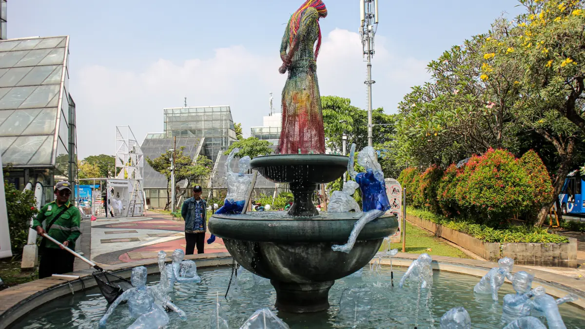 Warga beraktivitas di antara instalasi karya seni Jakarta Provoke! di Taman Menteng, Jakarta, Jumat (17/07/2026). (Hanung Hambara/Jawa Pos)