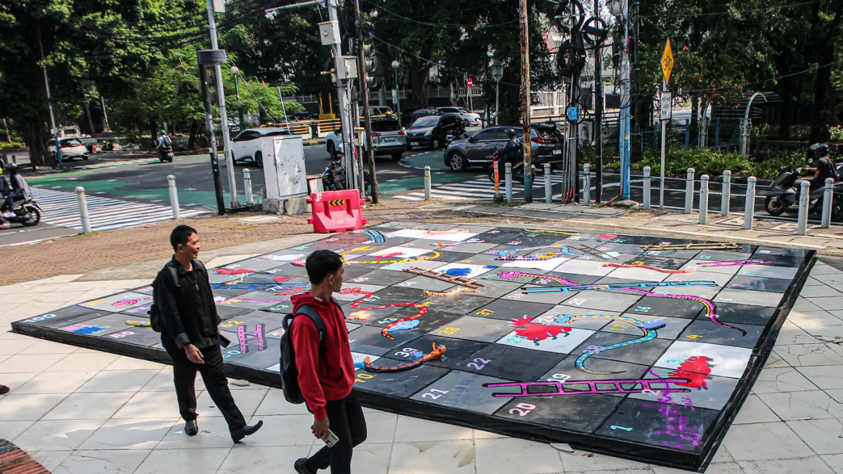 Warga beraktivitas di antara instalasi karya seni Jakarta Provoke! di Taman Menteng, Jakarta, Jumat (17/07/2026). (Hanung Hambara/Jawa Pos)