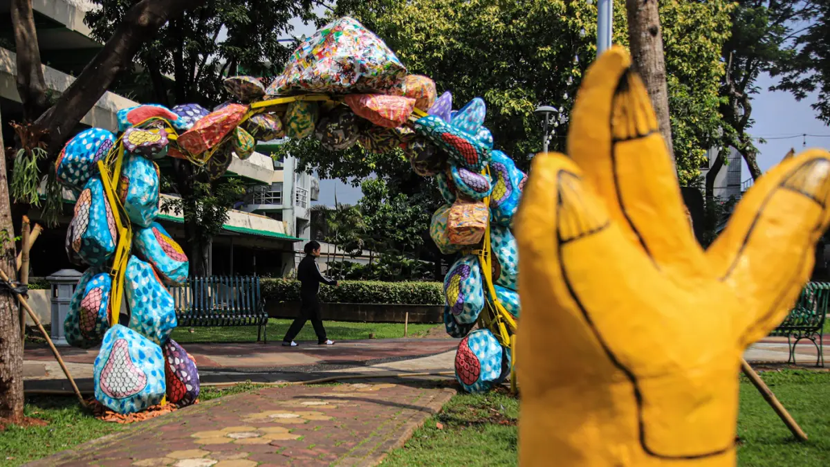 Warga beraktivitas di antara instalasi karya seni Jakarta Provoke! di Taman Menteng, Jakarta, Jumat (17/07/2026). (Hanung Hambara/Jawa Pos)