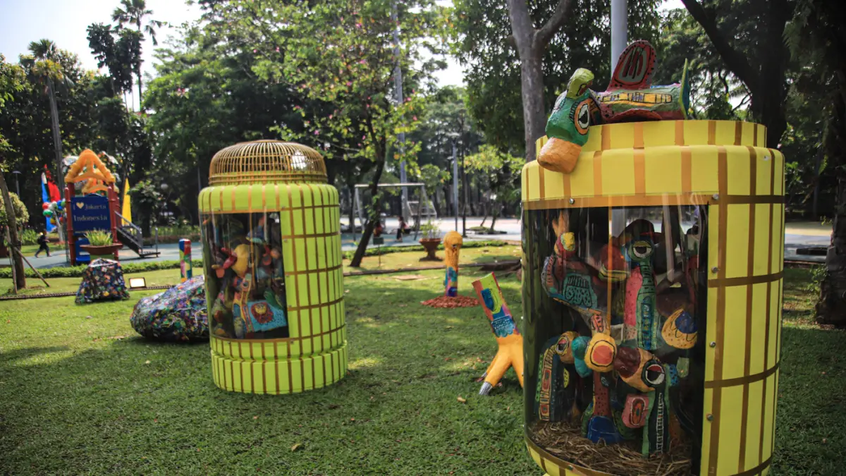Warga beraktivitas di antara instalasi karya seni Jakarta Provoke! di Taman Menteng, Jakarta, Jumat (17/07/2026). (Hanung Hambara/Jawa Pos)