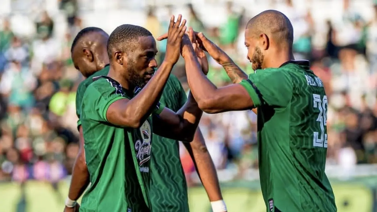 Hasil Persebaya Surabaya vs PSIS Semarang: Sundulan Alex Martins Bawa Green Force Unggul di Babak Pertama - Image