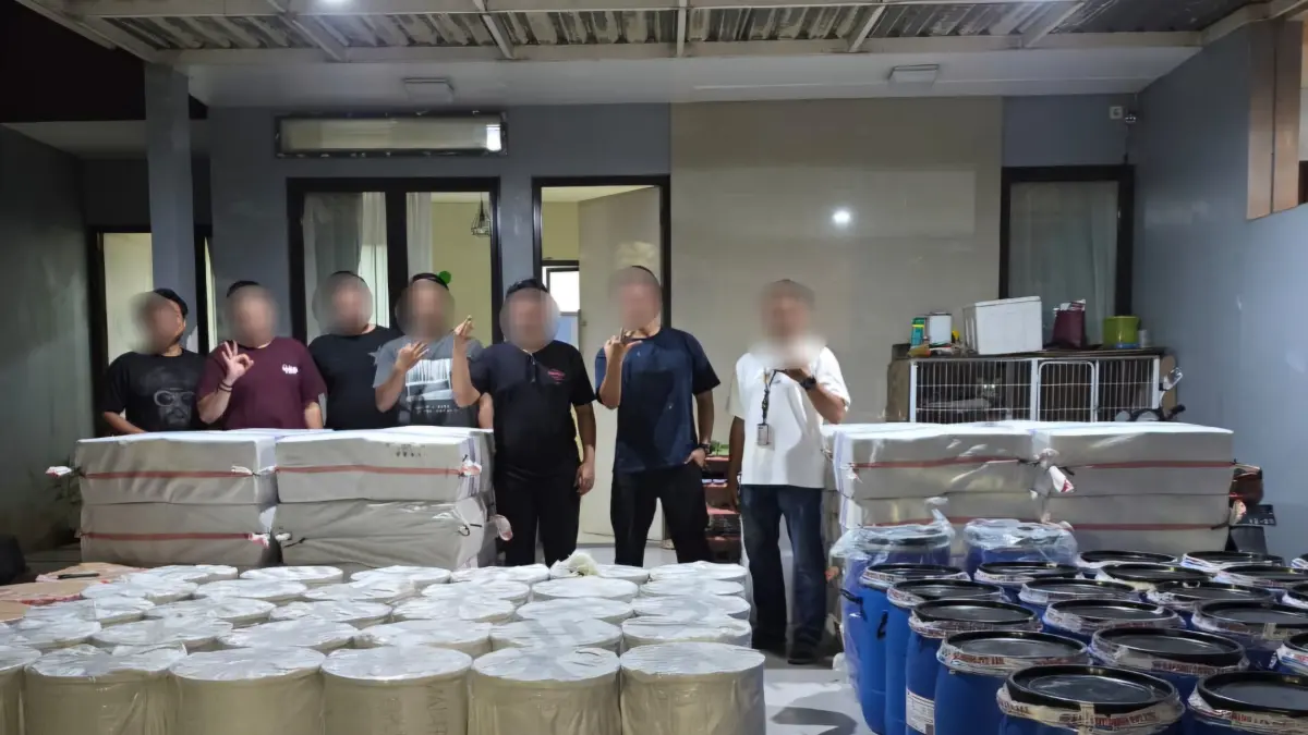 Gudang Pemasok Narkoba Cakung Digerebek, 1,5 Ton Bahan Baku Siap Edar Disita - Image