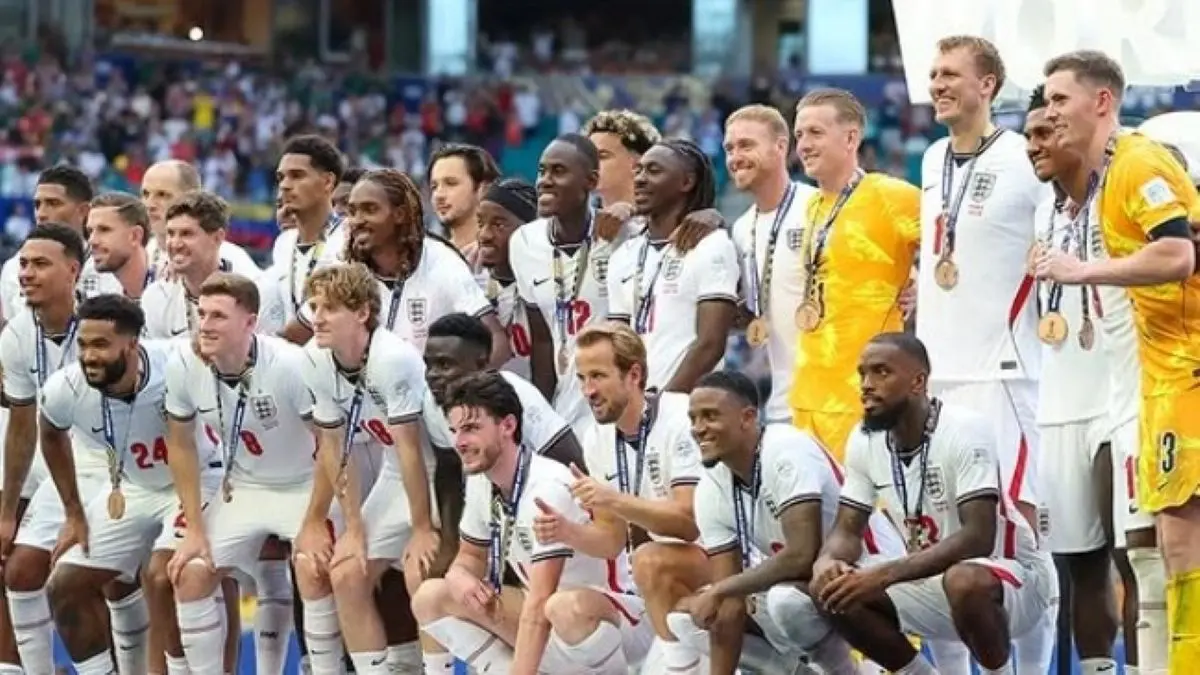 Timnas Inggris kalahkan Prancis 6-4 dalam perebutan tempat ketiga Piala Dunia 2026. Para pemain memberikan medali kepada Jason Steele yang tidak masuk skuad resmi. (ig @england) - Image