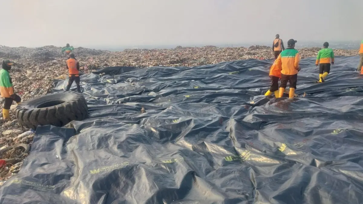 Pemprov DKI Jakarta mulai menutup dua zona aktif TPST Bantargebang gunakan geomembrane. (Istimewa) - Image