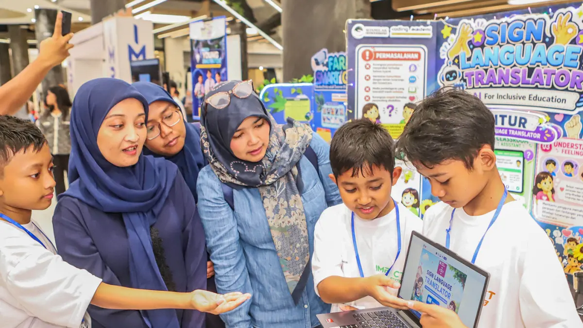 Siswa SDN Tenggilis Mejoyo I Surabaya yang tergabung dalam tim Nebula One menjelaskan karya inovasi mereka yang menciptakan Sign Language Translator, aplikasi berbasis kecerdasan buatan (AI) yang mampu menerjemahkan bahasa isyarat BISINDO menjadi teks dan
