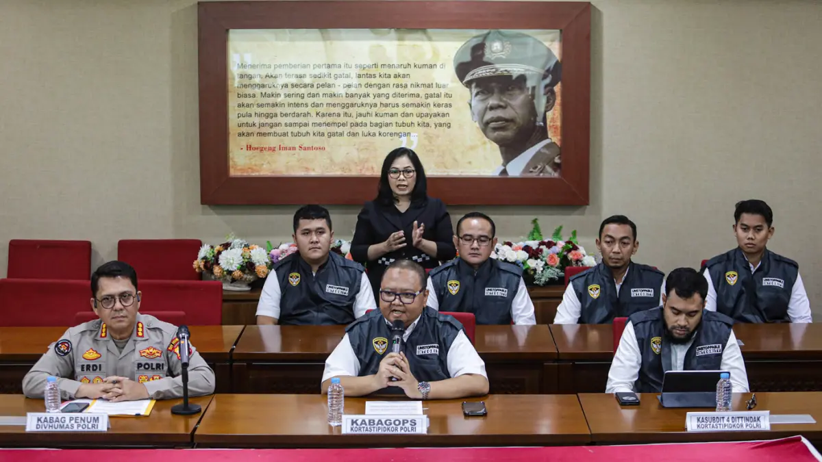 Kabag Ops Kortastipidkor Polri Kombes Ahmad Yusuf Afandi (tengah) di dampingi Kabag Penum Divhumas Polri, Kombes Erdi A Chaniago (kiri) dan Kasubdit 4 Ditindak Kortas Tipidkor Kombes Danny Yulianto memberikan ketwrangan di Mabes Polri, Jakarta, Senin (20/