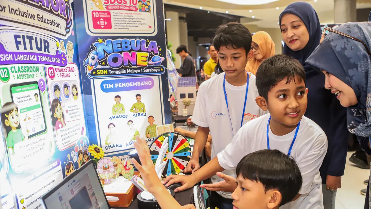 Siswa SDN Tenggilis Mejoyo I Surabaya yang tergabung dalam tim Nebula One menjelaskan karya inovasi mereka yang menciptakan Sign Language Translator, aplikasi berbasis kecerdasan buatan (AI) yang mampu menerjemahkan bahasa isyarat BISINDO menjadi teks dan