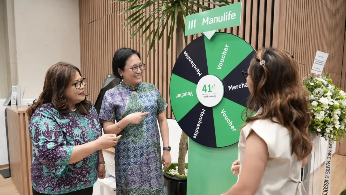 Novita Rumngangun, Wakil Presiden Direktur & Deputy CEO Manulife Indonesia (kiri) dan Caroline Utomo, Chief Operating Officer Manulife Indonesia (Tengah) bersama nasabah di berinteraksi dengan nasabah dalam kegiatan perayaan HUT ke-41 Manulife Indonesia.