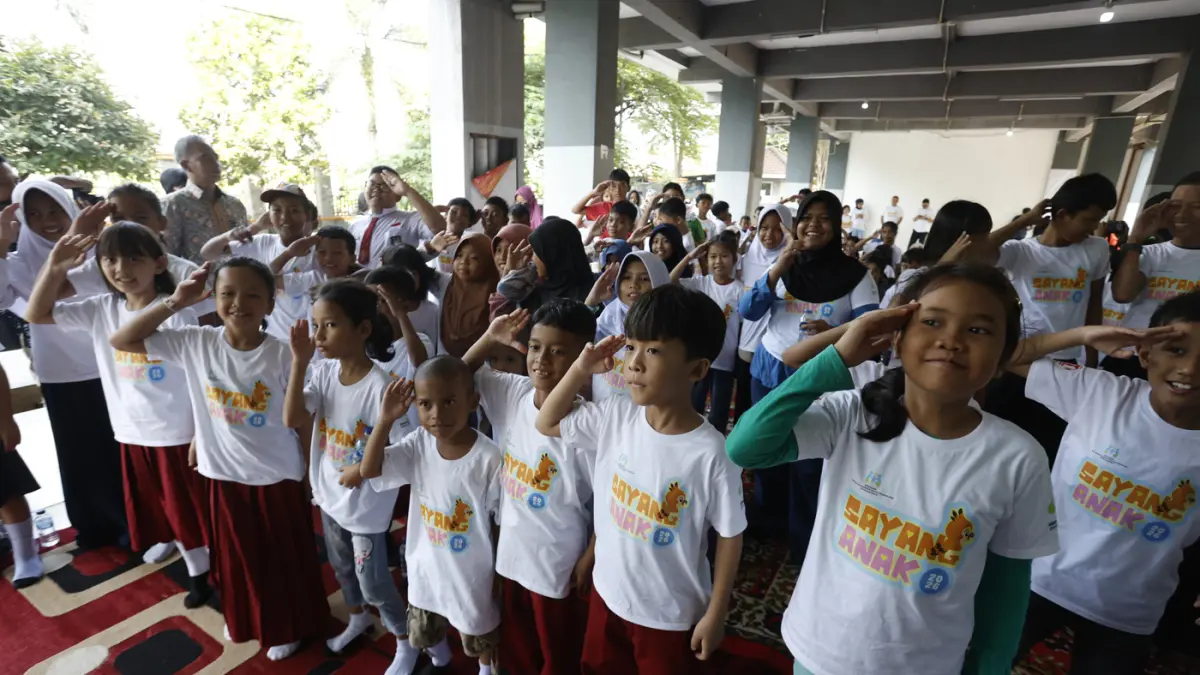Anak-anak peserta kegiatan Jelajah SAPA berfoto bersama di Rusunawa Cakung Barat, Jakarta Timur.