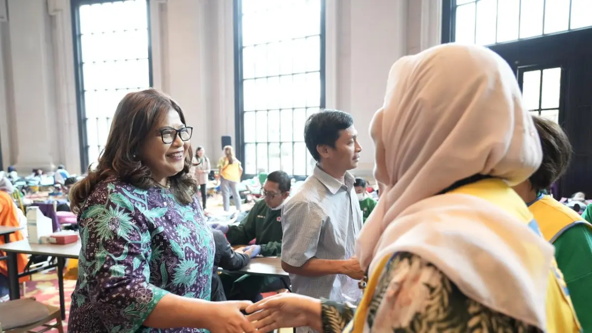 Dalam rangka HUT ke-41 Manulife Indonesia, Novita Rumngangun, Wakil Presiden Direktur & Deputy CEO Manulife Indonesia, hadir mengunjungi kegiatan donor darah.