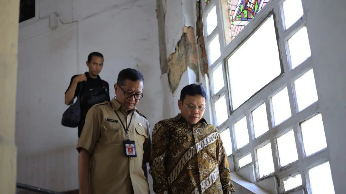 Direktur Jenderal Pelindungan Kebudayaan dan Tradisi Kementerian Kebudayaan, Dr. Restu Gunawan(Kiri) meninjau Gedung Jiwasraya di Kawasan Kota Lama Semarang, Senin (20/7/2026).