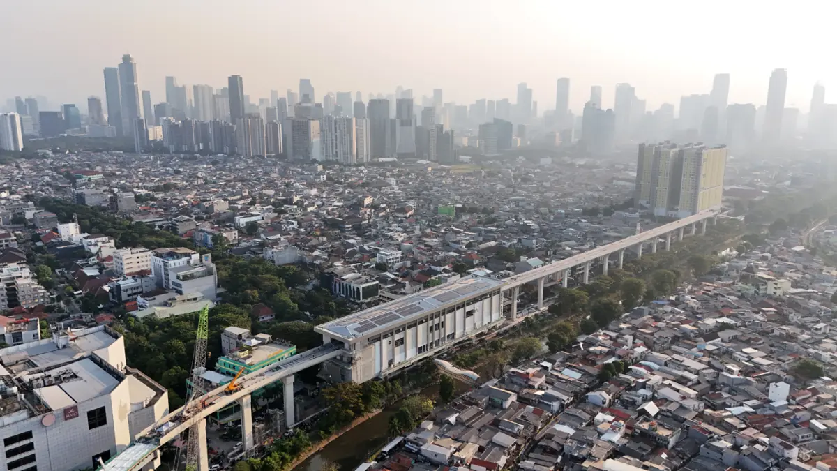 Foto drone Pembangunan jalur LRT Jakarta Fase 1 B di Kawasan Manggarai, Jakarta. (Dery Ridwansah/ JawaPos.com)