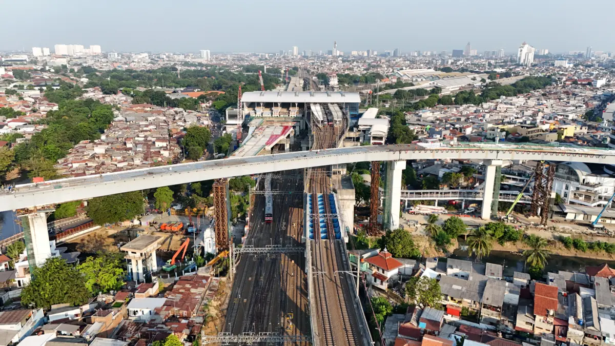 Progres pembangunan LRT Jakarta Fase 1 B - Image