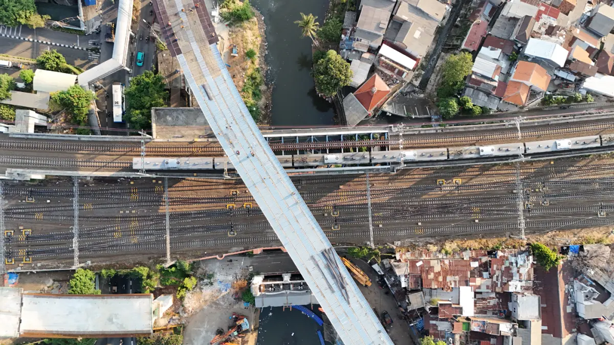Foto drone Pembangunan jalur LRT Jakarta Fase 1 B di Kawasan Manggarai, Jakarta. (Dery Ridwansah/ JawaPos.com)