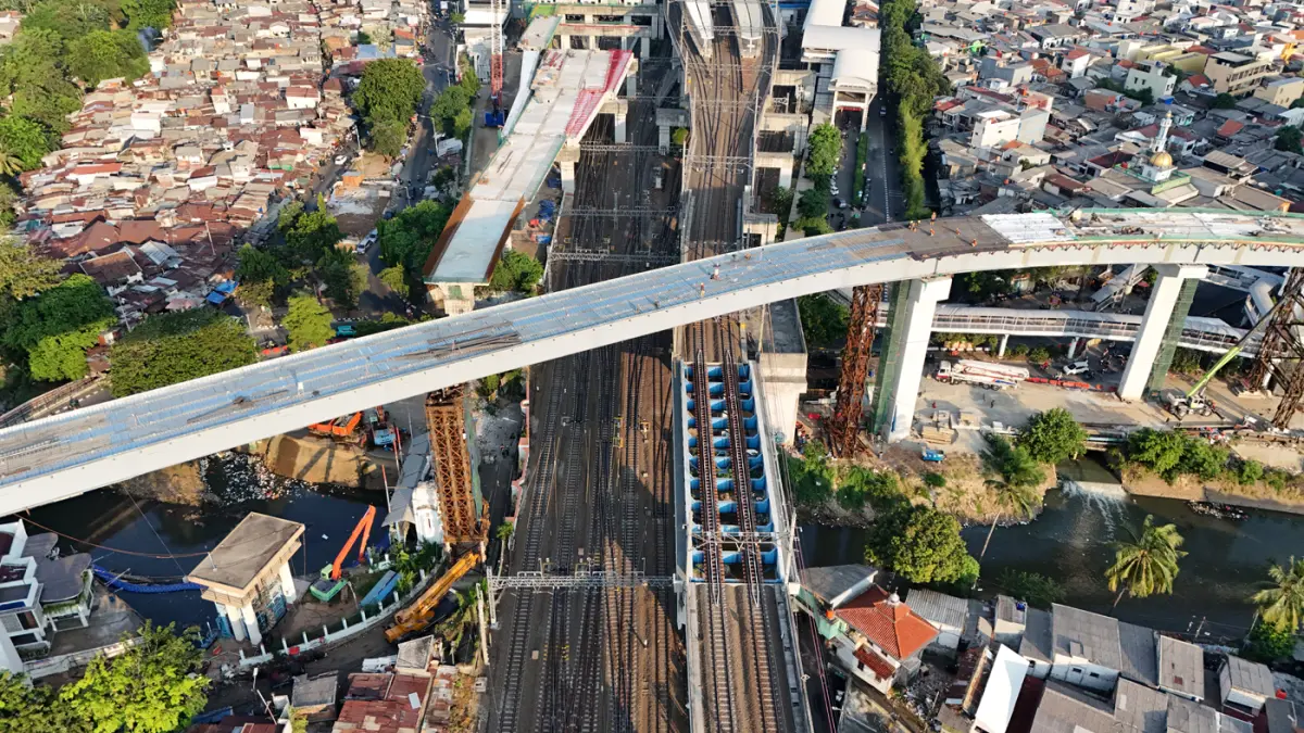 Foto drone Pembangunan jalur LRT Jakarta Fase 1 B di Kawasan Manggarai, Jakarta. (Dery Ridwansah/ JawaPos.com)