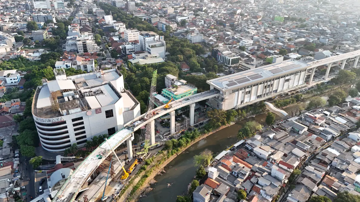Foto drone Pembangunan jalur LRT Jakarta Fase 1 B di Kawasan Manggarai, Jakarta. (Dery Ridwansah/ JawaPos.com)