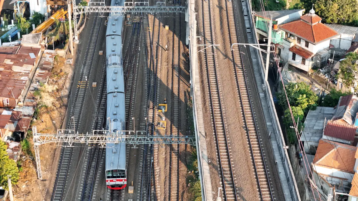 Foto drone suasana Rangkaian KRL melewati kawasan Manggarai. (Dery Ridwansah/ JawaPos.com)