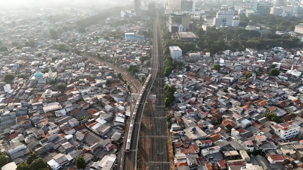 Foto drone suasana Rangkaian KRL melewati kawasan Manggarai. (Dery Ridwansah/ JawaPos.com)