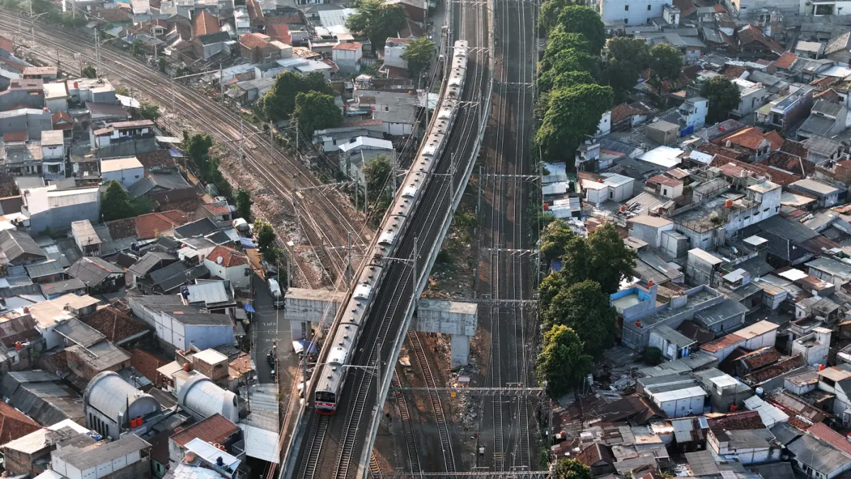 Foto drone suasana Rangkaian KRL melewati kawasan Manggarai. (Dery Ridwansah/ JawaPos.com)