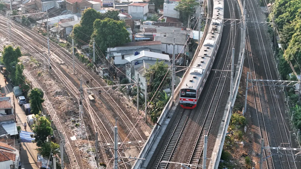Foto drone suasana Rangkaian KRL melewati kawasan Manggarai. (Dery Ridwansah/ JawaPos.com)