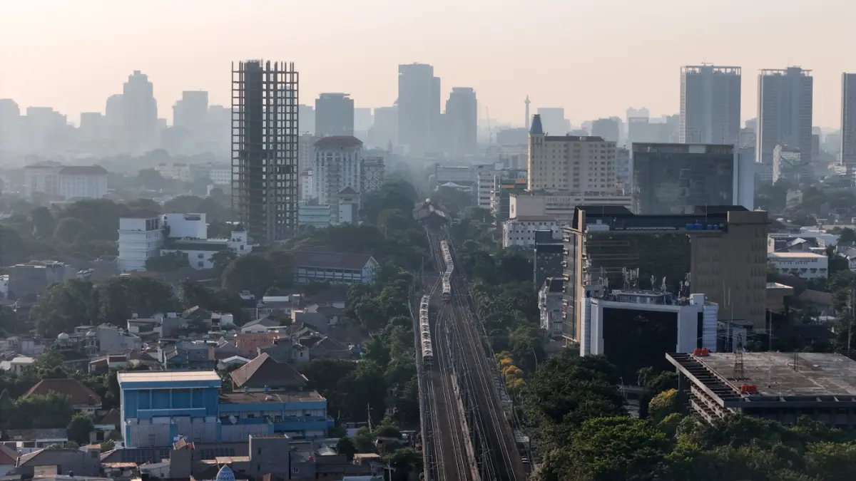 Foto drone suasana Rangkaian KRL melewati kawasan Manggarai. (Dery Ridwansah/ JawaPos.com)