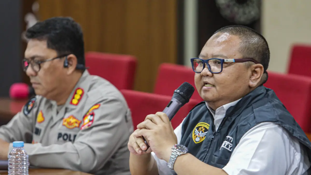 Kabag Ops Kortastipidkor Polri Kombes Ahmad Yusuf Afandi (kanan) didampingi Kabag Penum Divhumas Polri Kombes Erdi A Chaniago (kiri) memberikan keterangan di Mabes Polri, Jakarta, Senin (20/7/2026). (Salman Toyibi/Jawa Pos)