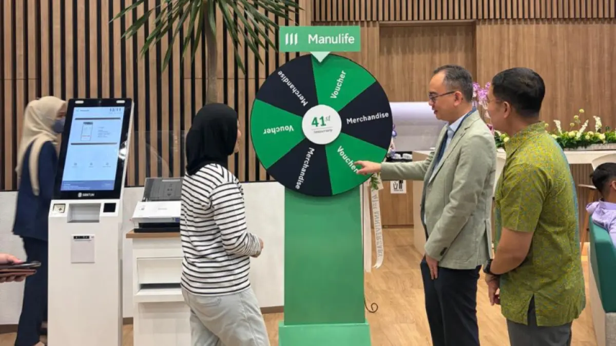 Kuan Ho Tan, Chief Product & In Force Management Officer Manulife Indonesia (tengah), berinteraksi langsung dengan nasabah