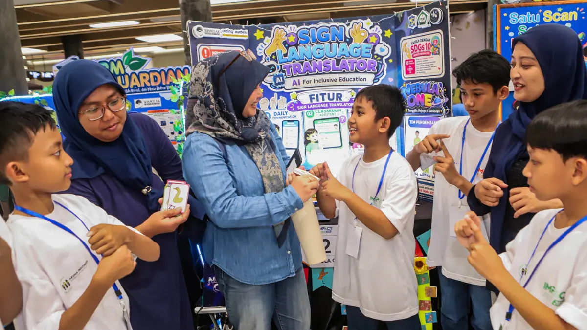 Siswa SDN Tenggilis Mejoyo I Surabaya yang tergabung dalam tim Nebula One menjelaskan karya inovasi mereka yang menciptakan Sign Language Translator, aplikasi berbasis kecerdasan buatan (AI) yang mampu menerjemahkan bahasa isyarat BISINDO menjadi teks dan