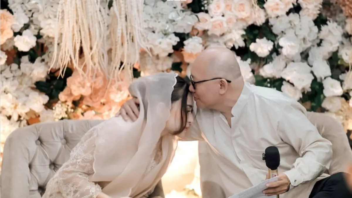 Momen saat Nathalie Holscher minta doa restu kepada ayahnya untuk menikah dengan Aripat. (Instagram: nathalieholscher) - Image