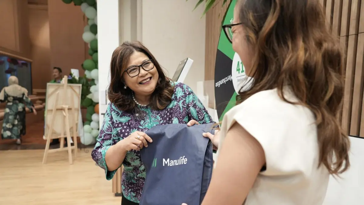 Novita Rumngangun, Wakil Presiden Direktur & Deputy CEO Manulife Indonesia, hadir di area customer service untuk menyapa nasabah dalam rangka HUT Manulife Indonesia ke-41.