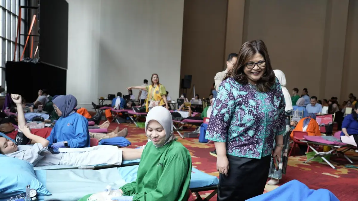 Novita Rumngangun, Wakil Presiden Direktur & Deputy CEO Manulife Indonesia hadir menyapa karyawan dan tenaga pemasar yang melakukan donor darah