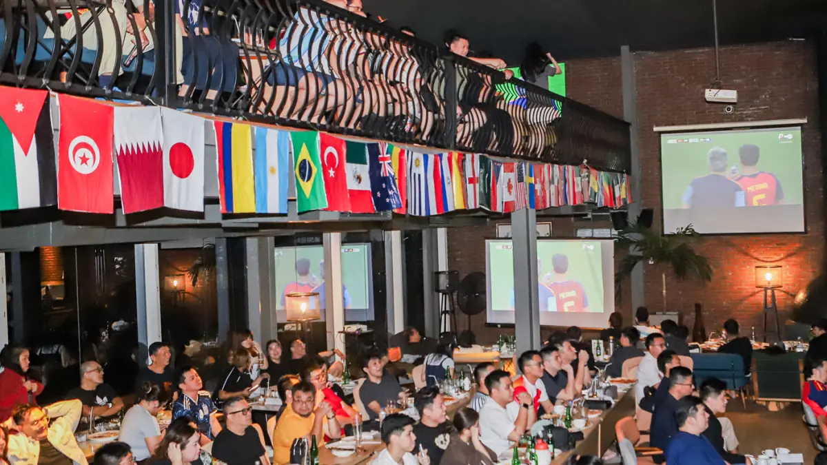 Pengunjung menyaksikan nonton bareng final piala Dunia di The Avenue Lounge Bar Java Paragon Hotel, Jalan Mayjen Sungkono Surabaya Barat, kemarin (20/7) dini hari. (Riana Setiawan/ Jawa Pos)