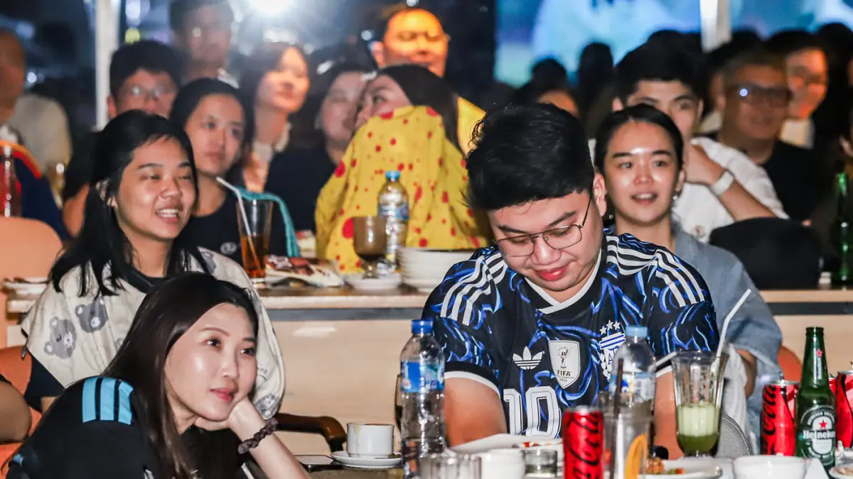 Pengunjung menyaksikan nonton bareng final piala Dunia di The Avenue Lounge Bar Java Paragon Hotel, Jalan Mayjen Sungkono Surabaya Barat, kemarin (20/7) dini hari. (Riana Setiawan/ Jawa Pos)