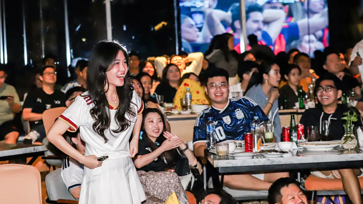 Pengunjung menyaksikan nonton bareng final piala Dunia di The Avenue Lounge Bar Java Paragon Hotel, Jalan Mayjen Sungkono Surabaya Barat, (Riana Setiawan/ Jawa Pos)