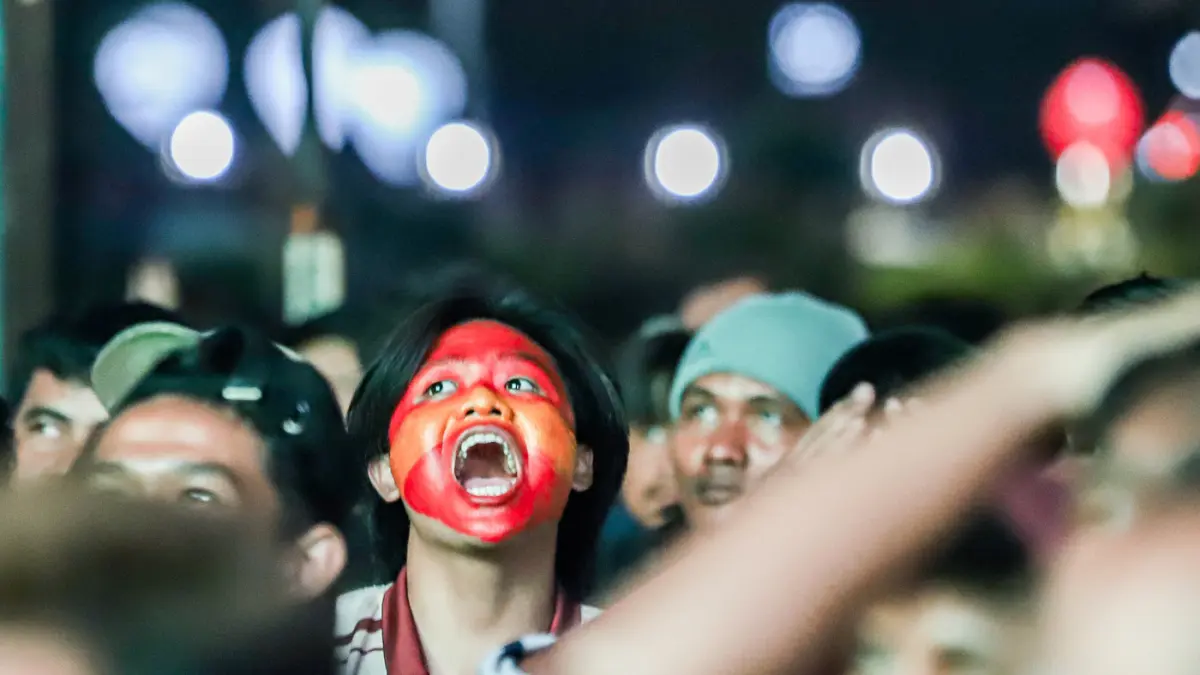 Ribuan warga mengikuti nonton bareng (nobar) final Piala Dunia 2026 di Gedung Negara Grahadi, Surabaya, Jawa Timur, Senin, (20/7/2026). (Riana Setiawan/ Jawa Pos)